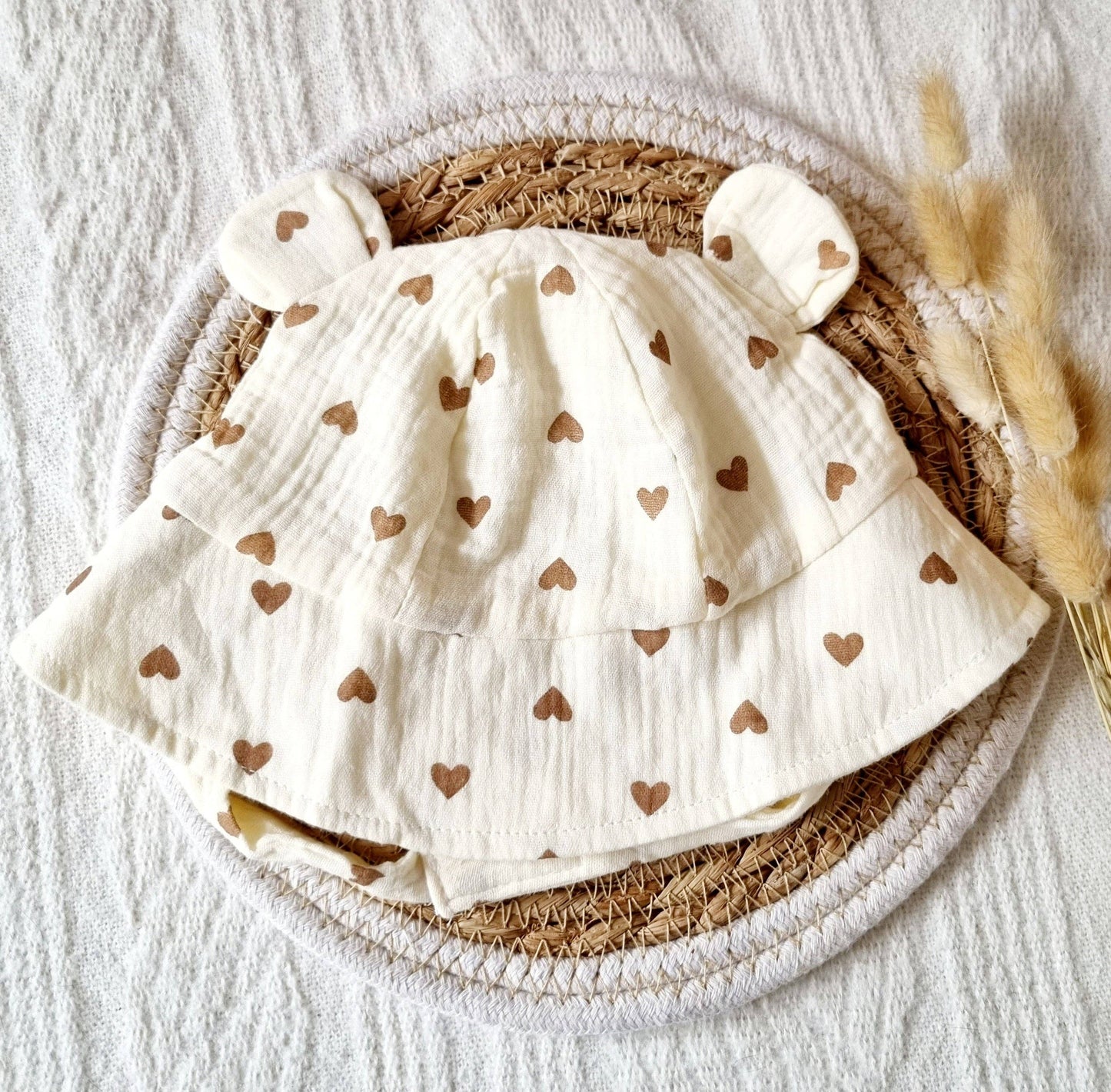 Bob en mousseline pour bébé - Beige avec cœurs